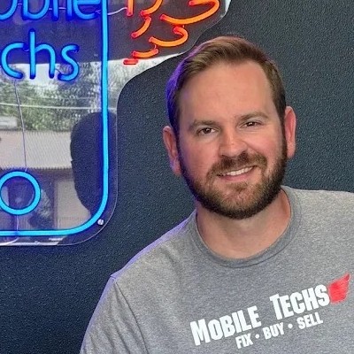 Tyler Schilperoort, Lead Technician at Mobile Techs, in the Lewiston ID store
